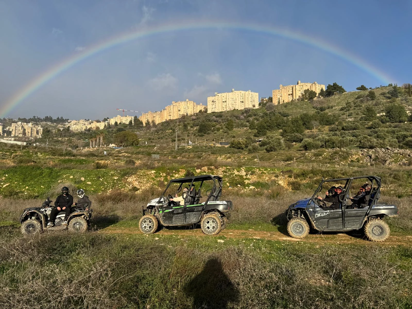 רכבי שטח ונוף צפת מתחת לקשת בענן